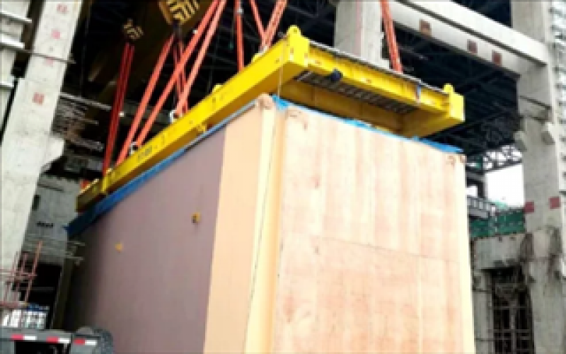 華龍一號(hào)全球首堆示范工程凝汽器殼體吊裝完成